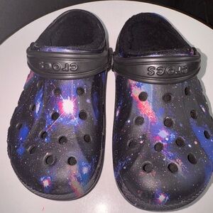 CROCS Kids Cosmic Galaxy Slippers - Black and Blue size 13